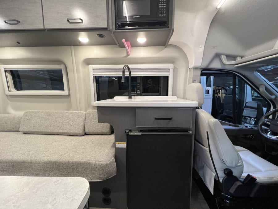 2025 Thor Motor Coach PALLADIUM — photo 7 view