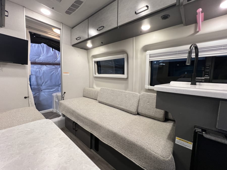 2025 Thor Motor Coach PALLADIUM — photo 8 view