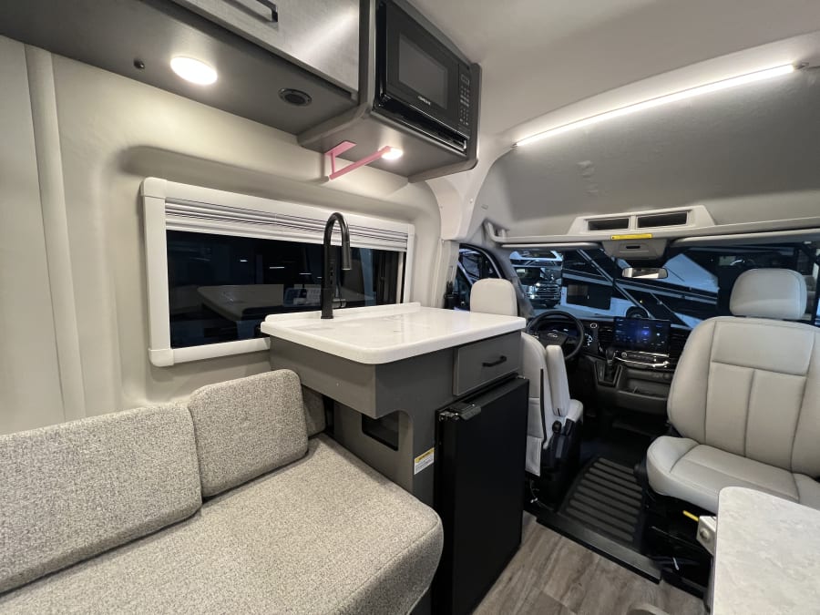 2025 Thor Motor Coach PALLADIUM — photo 9 view