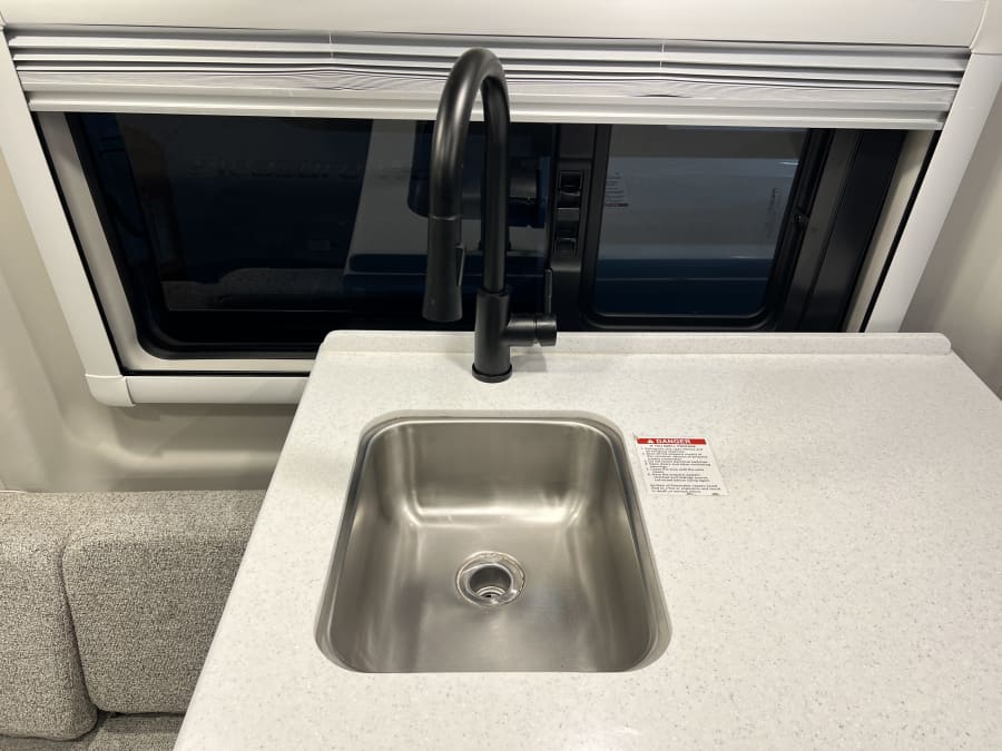 2025 Thor Motor Coach PALLADIUM — photo 10 view