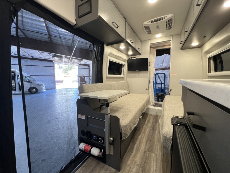 2025 Thor Motor Coach PALLADIUM — photo 13 view