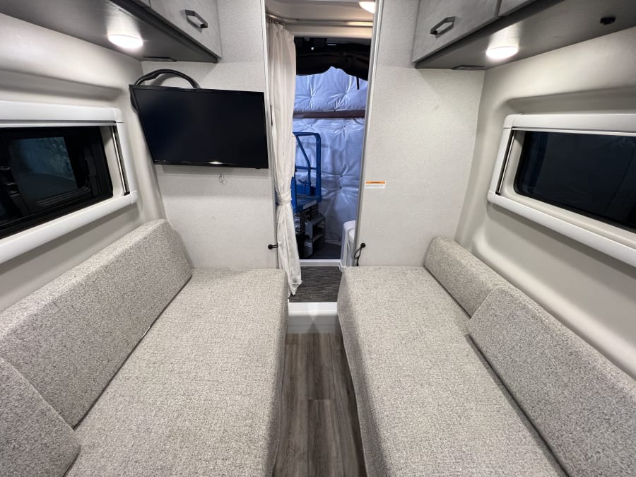 2025 Thor Motor Coach PALLADIUM — photo 14 view