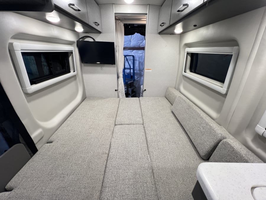 2025 Thor Motor Coach PALLADIUM — photo 15 view