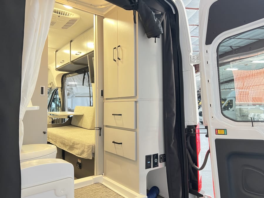 2025 Thor Motor Coach PALLADIUM — photo 16 view