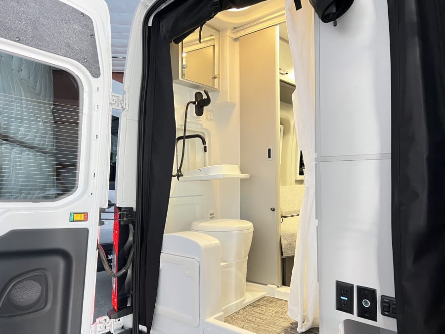 2025 Thor Motor Coach PALLADIUM — photo 17 view