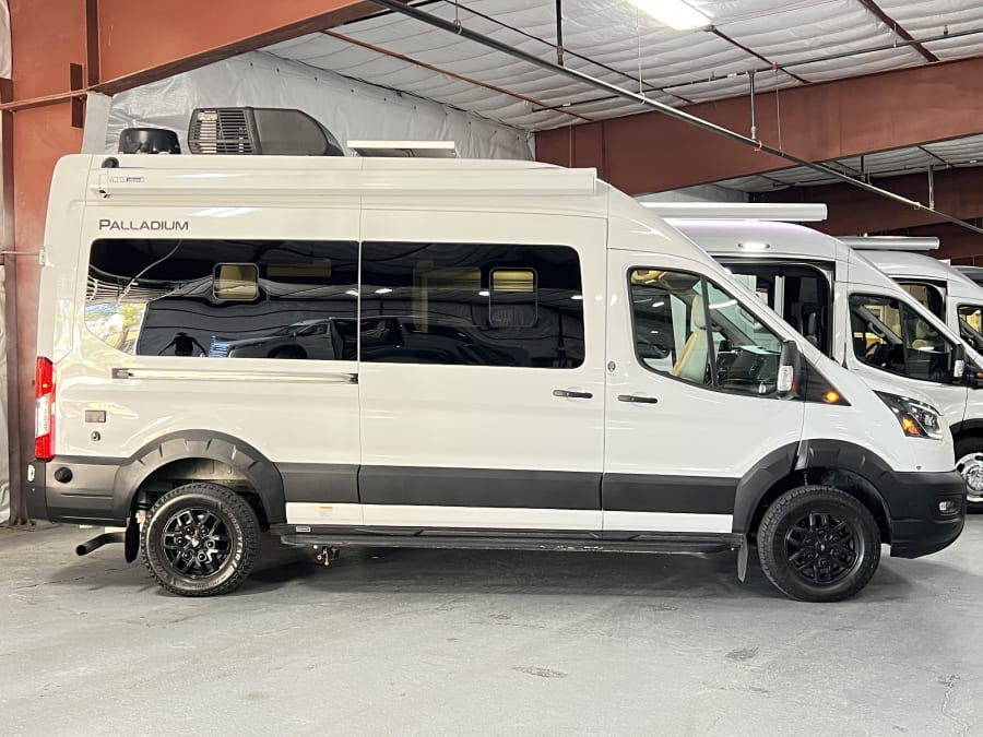 2025 Thor Motor Coach PALLADIUM — photo 18 view
