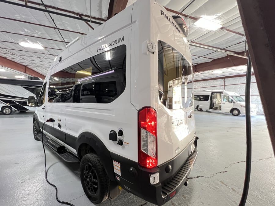 2025 Thor Motor Coach PALLADIUM — photo 21 view