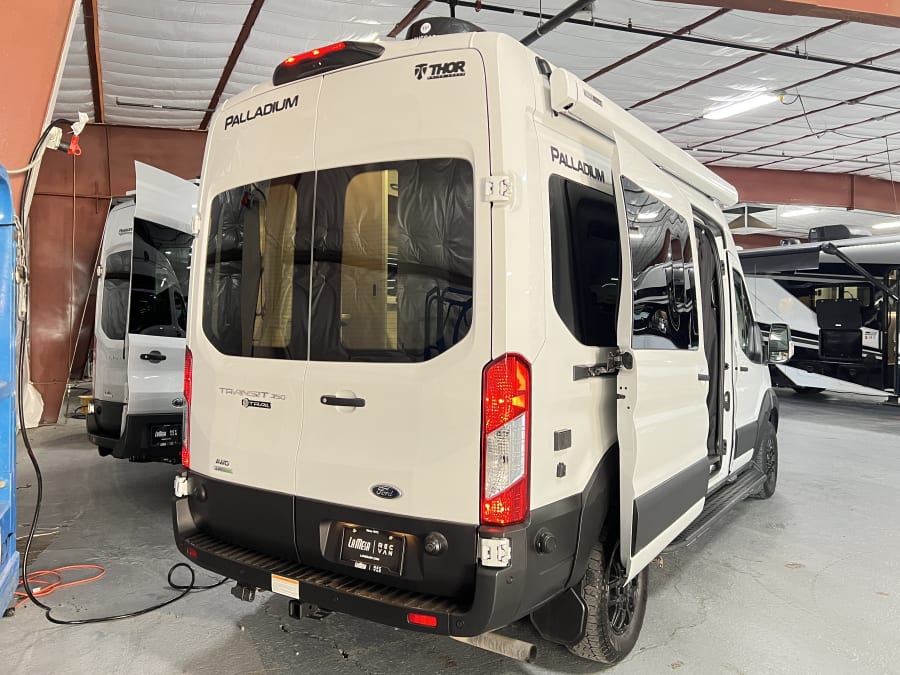 2025 Thor Motor Coach PALLADIUM — photo 22 view