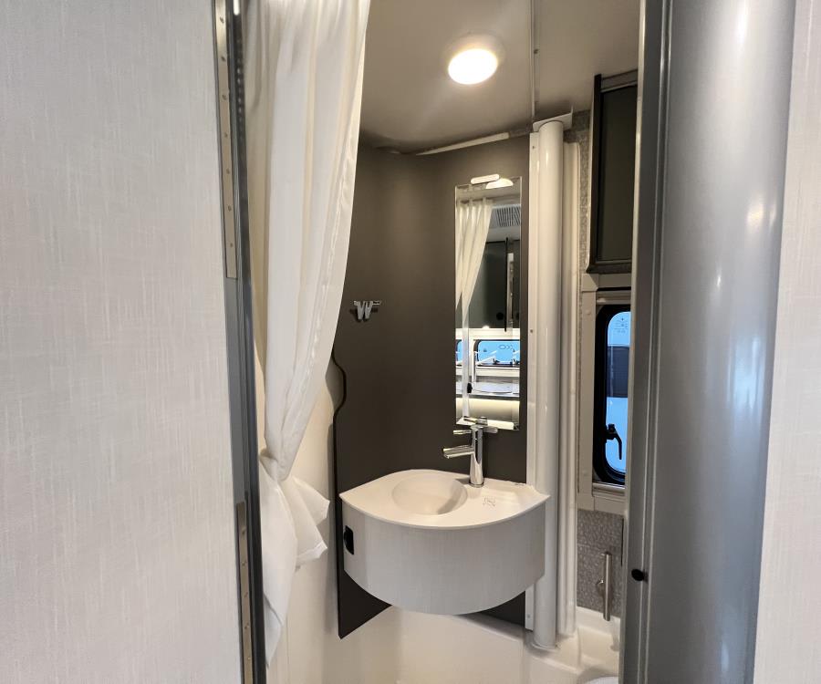 2026 Winnebago EKKO — photo 22 view