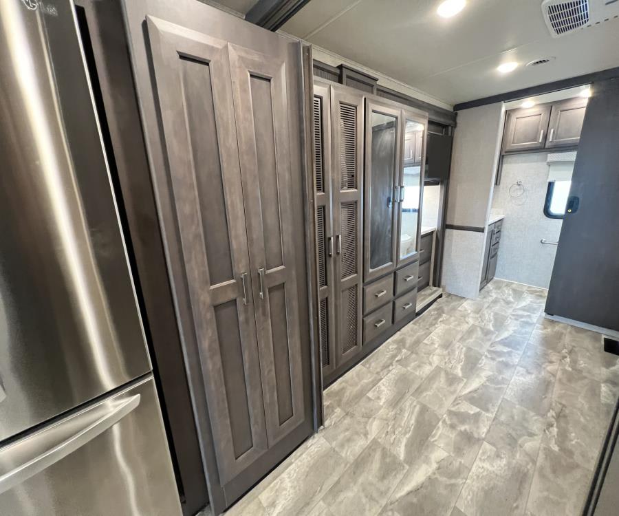 2023 Thor Motor Coach CHALLLENGER — photo 26 view