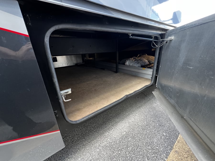 2018 Tiffin PHAETON — engine compartment view