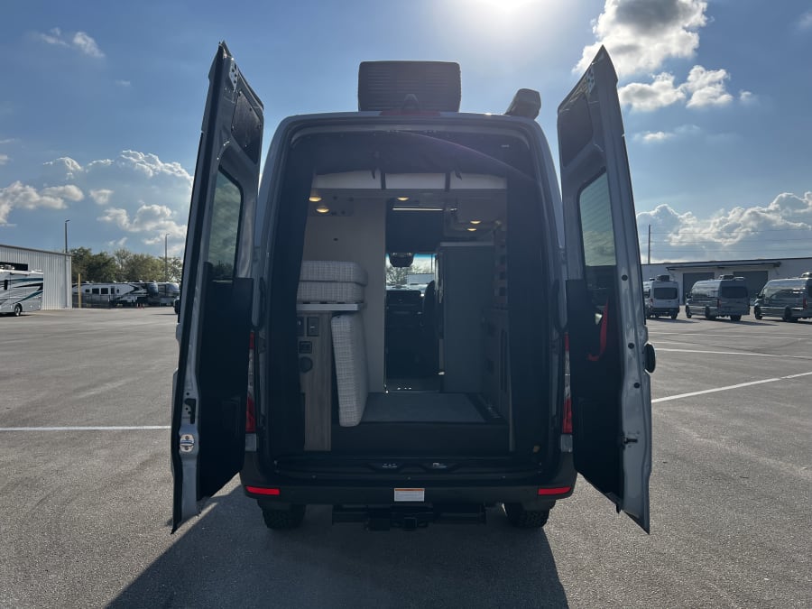 2025 Thor Motor Coach EDDIE BAUER — side profile view