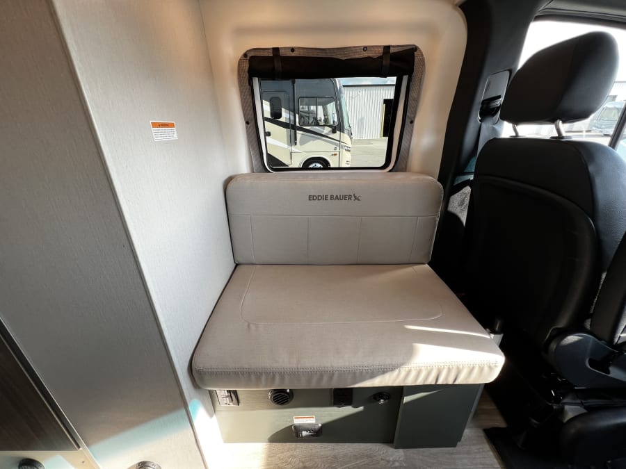 2025 Thor Motor Coach EDDIE BAUER — photo 16 view