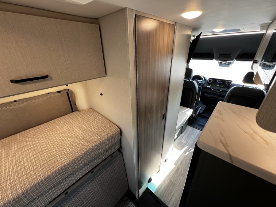 2025 Thor Motor Coach EDDIE BAUER — photo 19 view