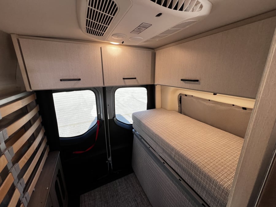 2025 Thor Motor Coach EDDIE BAUER — photo 22 view
