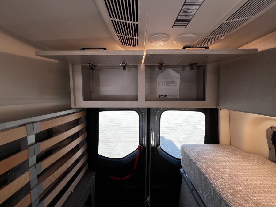 2025 Thor Motor Coach EDDIE BAUER — photo 24 view