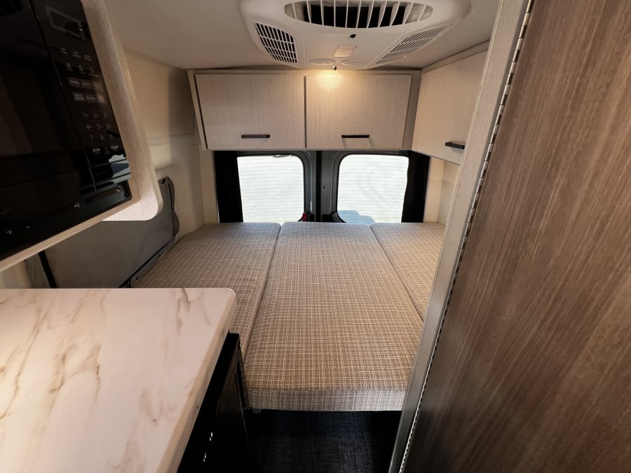 2025 Thor Motor Coach EDDIE BAUER — photo 28 view