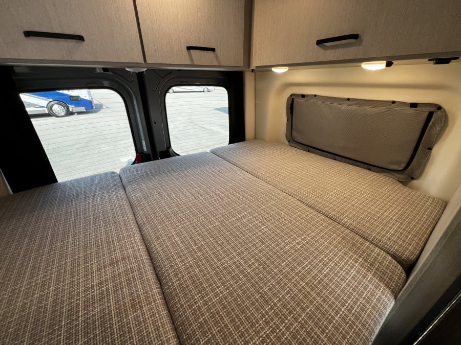 2025 Thor Motor Coach EDDIE BAUER — photo 29 view