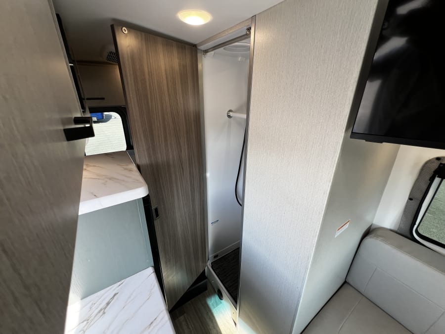2025 Thor Motor Coach EDDIE BAUER — photo 31 view