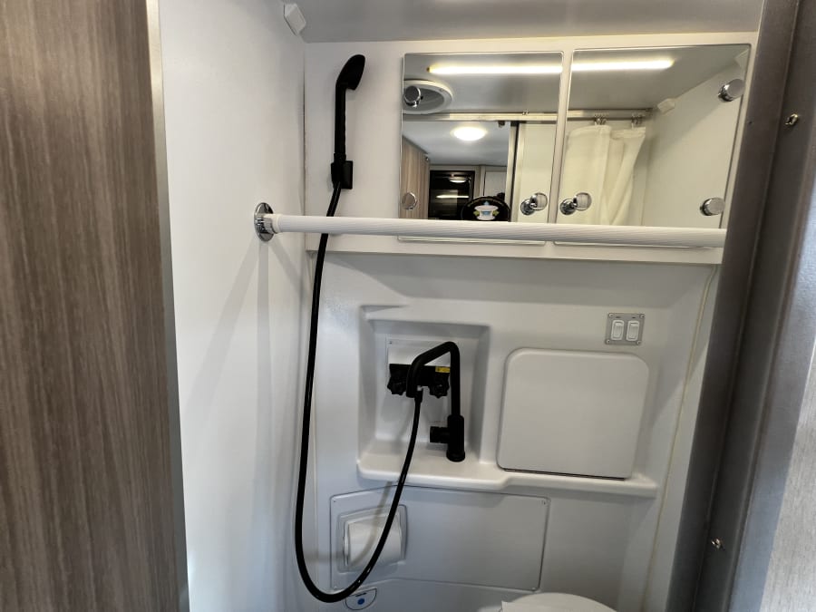 2025 Thor Motor Coach EDDIE BAUER — photo 32 view