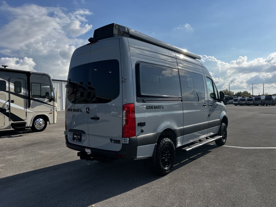 2025 Thor Motor Coach EDDIE BAUER — photo 35 view