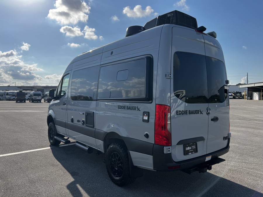 2025 Thor Motor Coach EDDIE BAUER — photo 36 view
