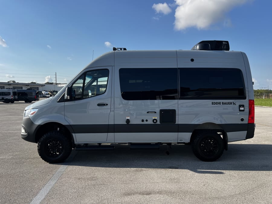 2025 Thor Motor Coach EDDIE BAUER — photo 37 view