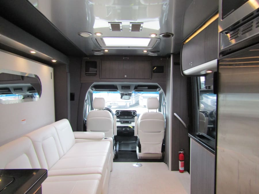 2021 Airstream ATLAS — rear three-quarter view