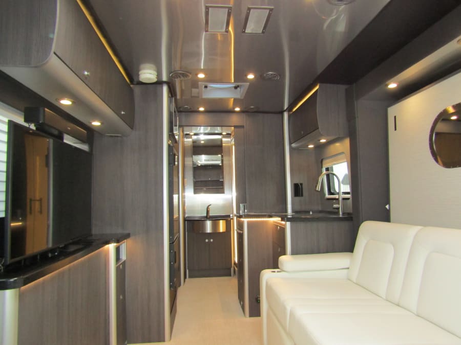 2021 Airstream ATLAS — interior view