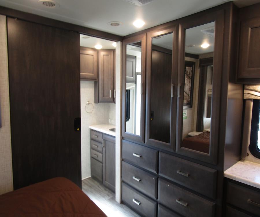 2023 Thor Motor Coach PASADENA — photo 20 view