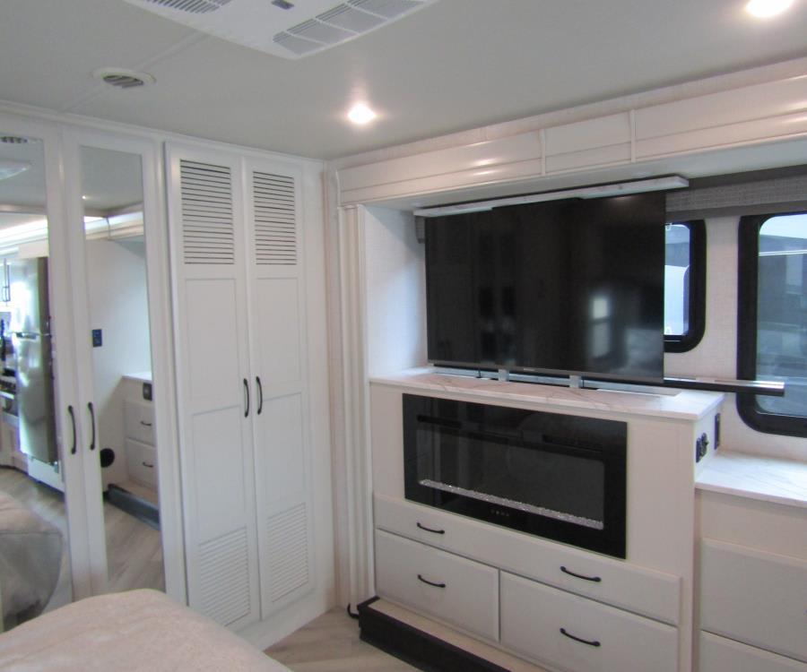 2024 Holiday Rambler INVICTA — photo 21 view