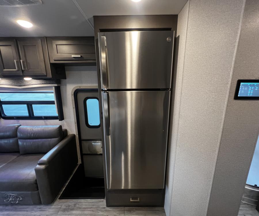 2024 Thor Motor Coach MAGNITUDE — photo 10 view
