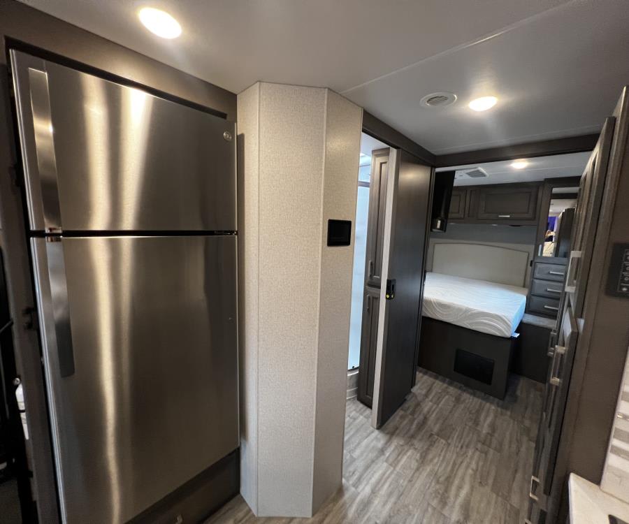 2024 Thor Motor Coach MAGNITUDE — photo 14 view