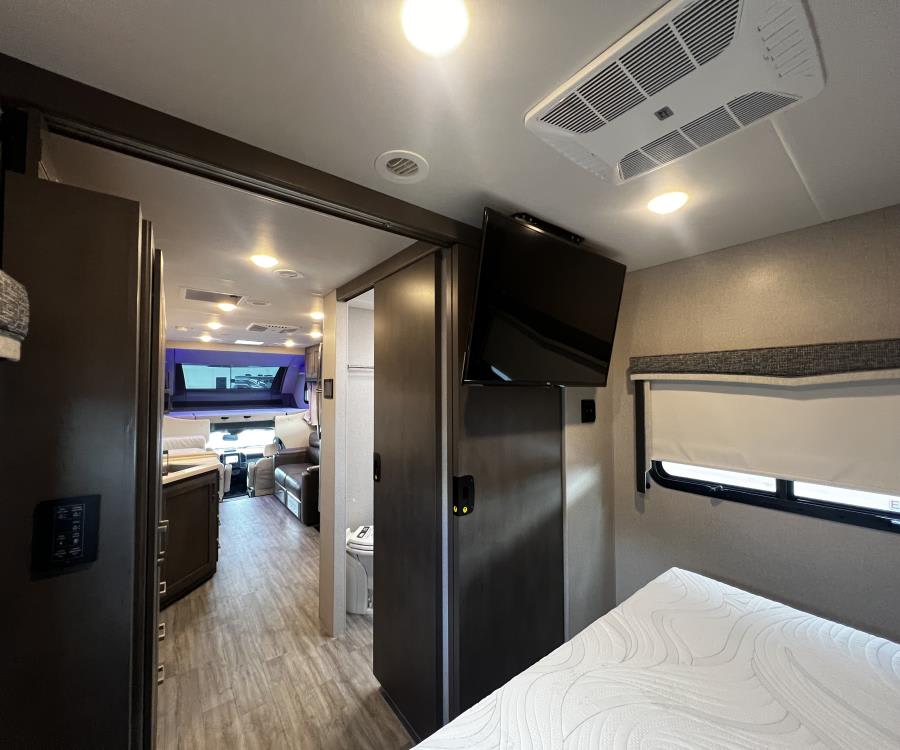 2024 Thor Motor Coach MAGNITUDE — photo 16 view