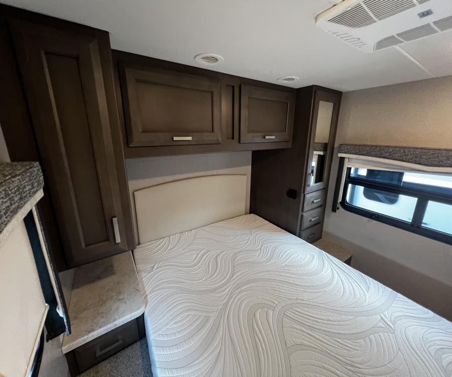 2024 Thor Motor Coach MAGNITUDE — photo 17 view