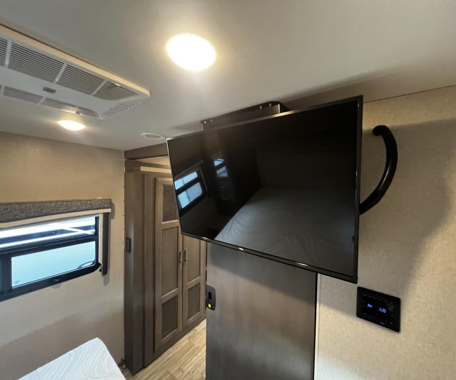 2024 Thor Motor Coach MAGNITUDE — photo 18 view