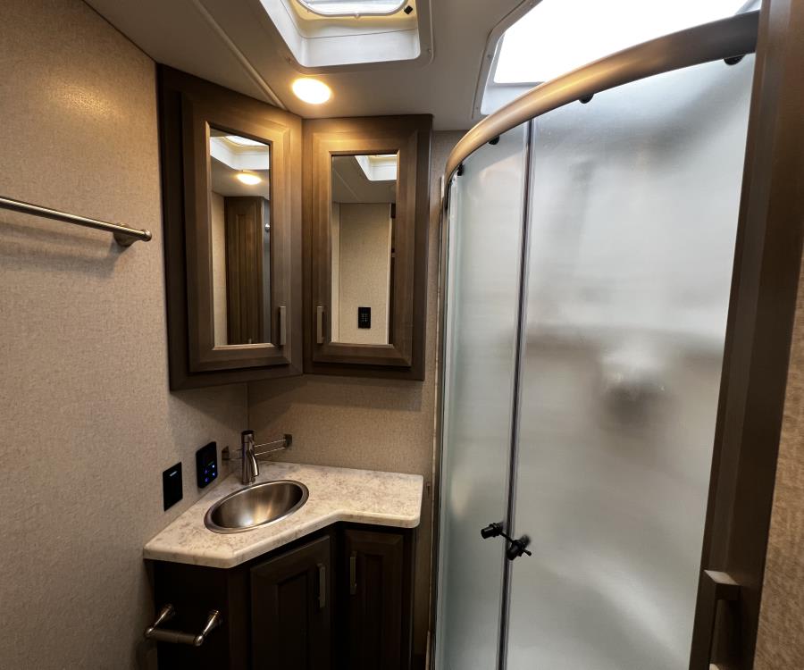 2024 Thor Motor Coach MAGNITUDE — photo 20 view
