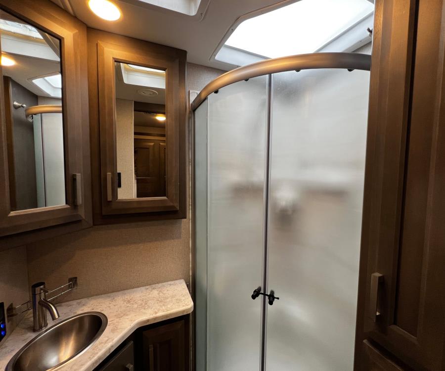 2024 Thor Motor Coach MAGNITUDE — photo 24 view