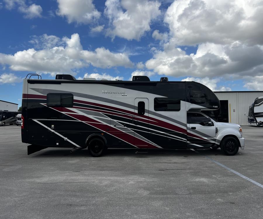 2024 Thor Motor Coach MAGNITUDE — photo 33 view