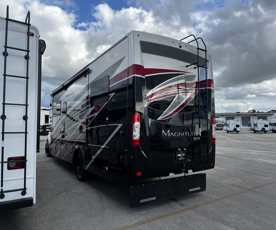 2024 Thor Motor Coach MAGNITUDE — photo 35 view