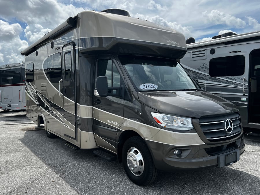 2022 Dynamax ISATA SERIES 3