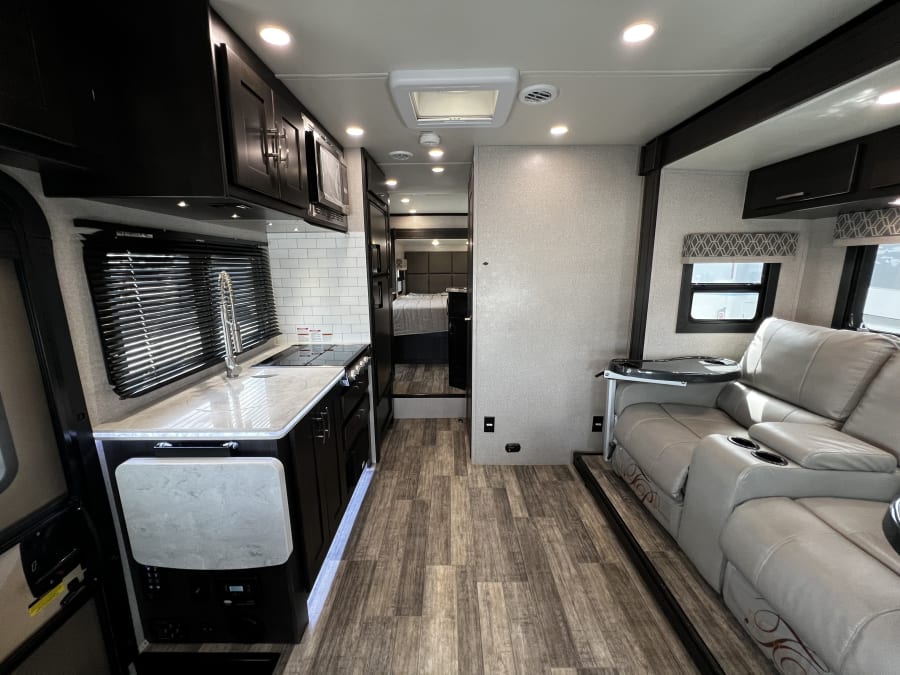 2022 Dynamax ISATA SERIES 3 — interior view