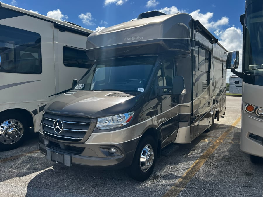 2022 Dynamax ISATA SERIES 3 — photo 48 view