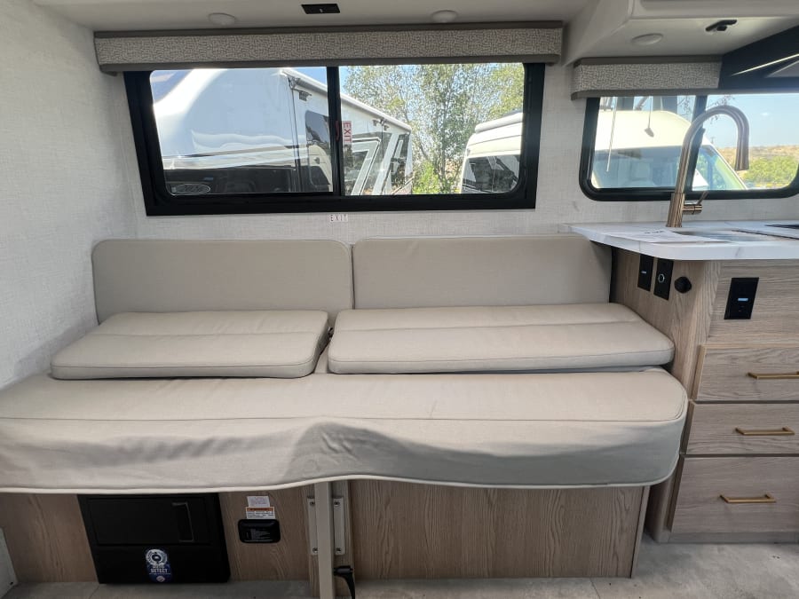 2027 Thor Motor Coach CHATEAU — photo 8 view