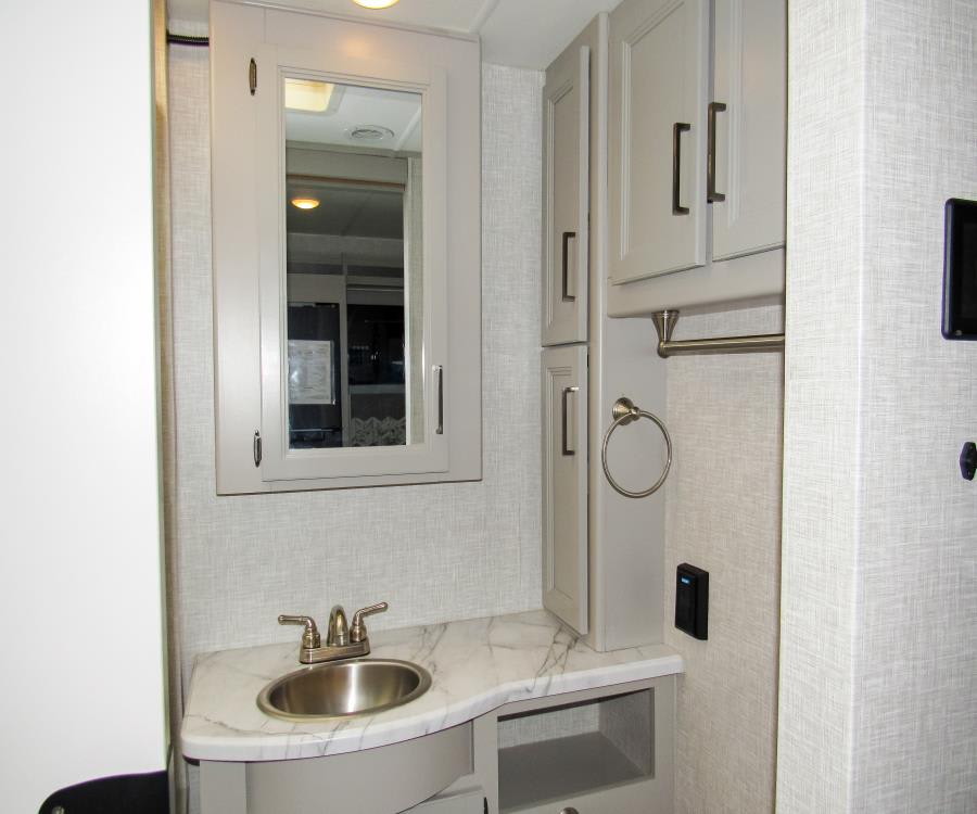 2023 Thor Motor Coach HURRICANE — photo 17 view
