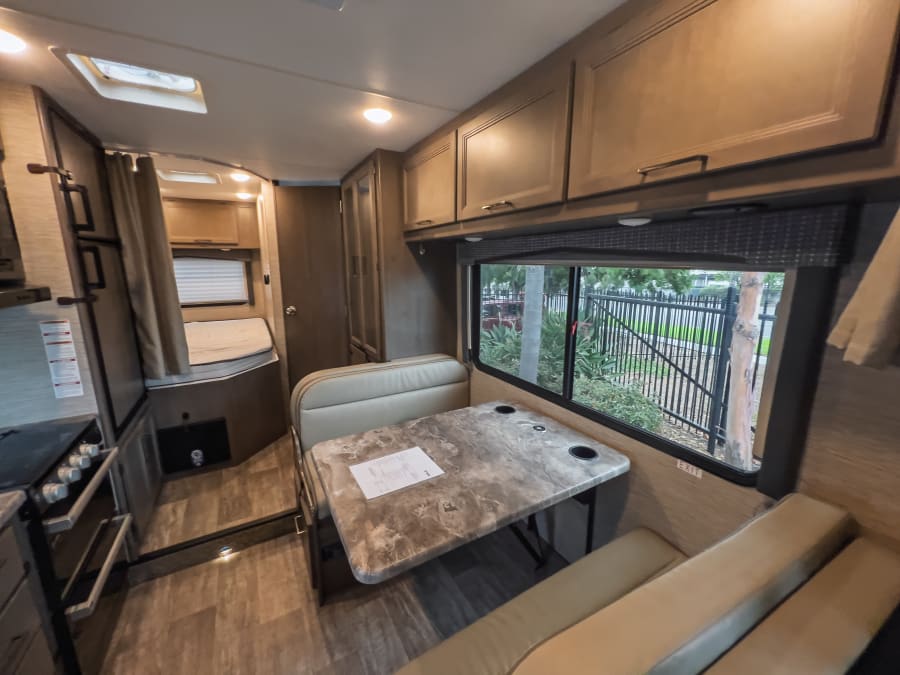2023 Thor Motor Coach CHATEAU — photo 7 view