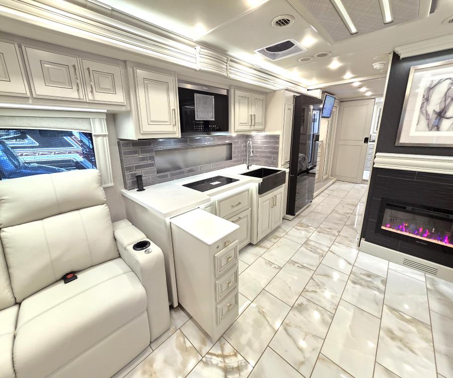 2026 Fleetwood DISCOVERY LXE — photo 8 view
