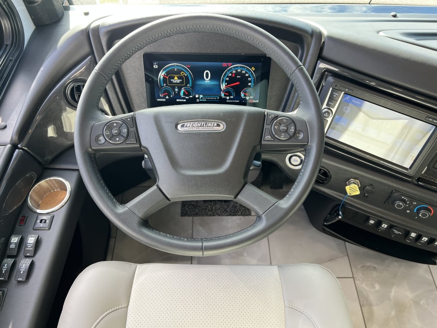 2026 Fleetwood DISCOVERY LXE — side profile view