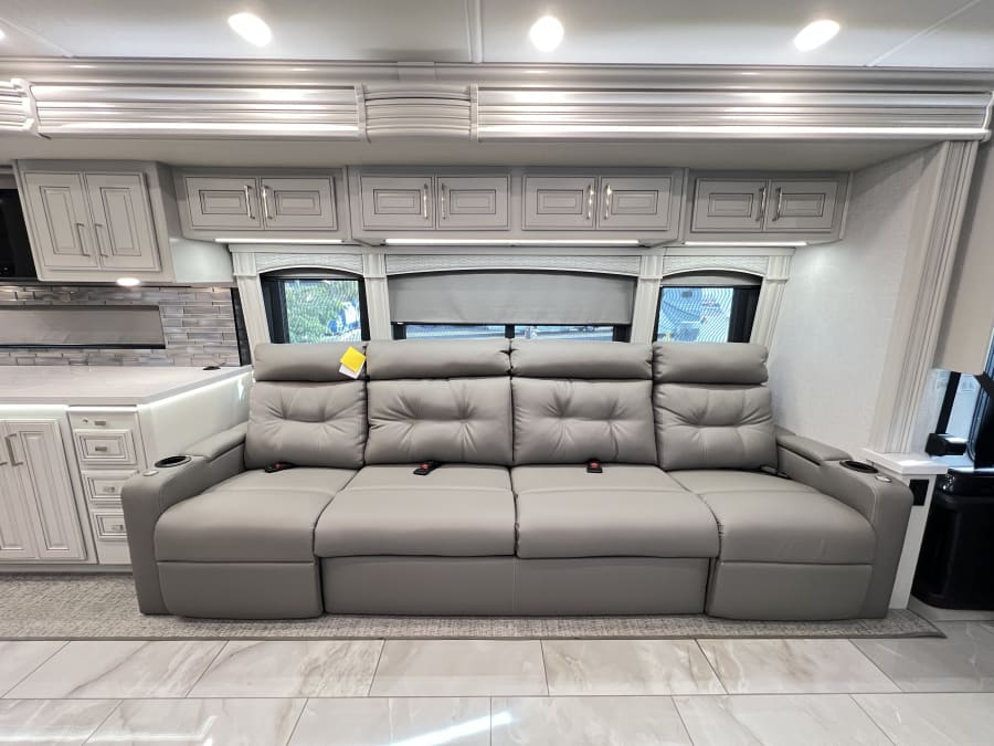 2026 Fleetwood DISCOVERY LXE — photo 7 view