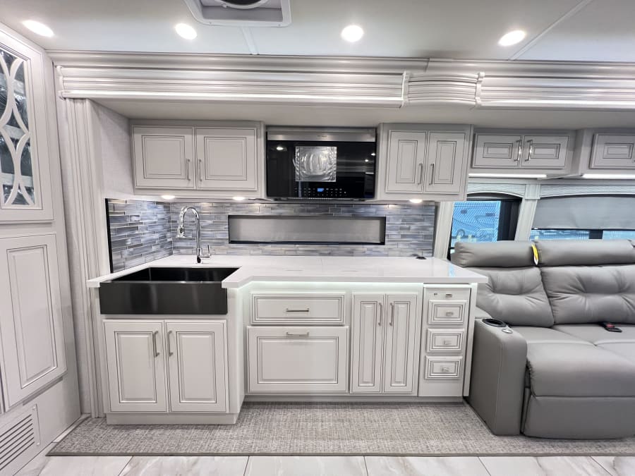 2026 Fleetwood DISCOVERY LXE — photo 8 view